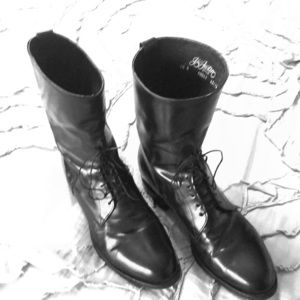 MENS leather lace up boots.